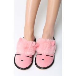 Różowe Kapcie Suburban. Czerwone kapcie damskie Born2be, z materiału. Za 39.99 zł.