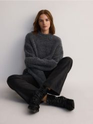 Sweter z domieszką wełny - ciemnoszary. Szare swetry damskie Reserved, l, bez wzorów, z dzianiny, bez kołnierzyka, bez ramiączek, bez kaptura. W wyprzedaży za 89.99 zł.