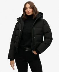 Superdry Kurtka Bomber Everest – Slim, Wodoodporna, Czarna. Czarne kurtki damskie Superdry., bez wzorów, z materiału, z kapturem. Za 602.35 zł.