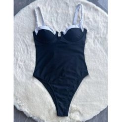 Jednoczęściowy strój kąpielowy z lamówką i wbudowanym stanikiem na lato Aglaja. Czarne kostiumy jednoczęściowe damskie Intica, m, bez wzorów, z materiału, eleganckie, do pływania. Za 169.00 zł.