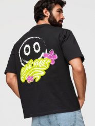 Męski bawełniany T-shirt o kroju lose fit z printami - czarny V1 - Rozmiar: S. Czarne t-shirty męskie Ombre Clothing, m, bez wzorów, z bawełny, bez kołnierzyka. Za 129.99 zł.