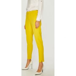 Answear - Spodnie Secret Garden. Żółte legginsy damskie ANSWEAR, s, bez wzorów, z elastanu. W wyprzedaży za 149.90 zł.