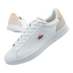 Buty Lacoste Carnaby trampki damskie białe 748SFA00161Y9. Białe obuwie sportowe damskie bez wzorów, ze skóry. Za 654.27 zł.