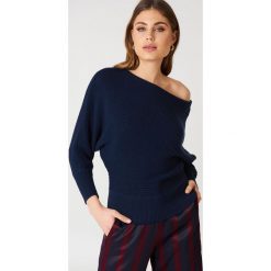 NA-KD Dzianinowy sweter z odkrytymi ramionami - Navy. Niebieskie swetry damskie NA-KD, z bawełny. Za 121.95 zł.