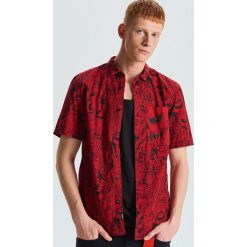Koszula all over z krótkim rękawem - Czerwony. Koszule męskie marki Cropp. Za 59.99 zł.