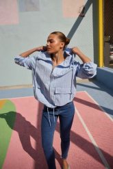 Kurtka z kapturem błękitna. Niebieskie kurtki damskie MOODO, l, bez wzorów, z poliamidu, z kapturem. Za 179.99 zł.