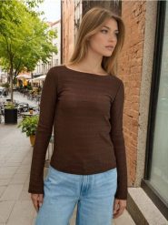 Strukturalna bluzka - brązowy. Brązowe bluzki damskie Sinsay, l, bez wzorów, bez kołnierzyka, bez ramiączek. Za 35.99 zł.