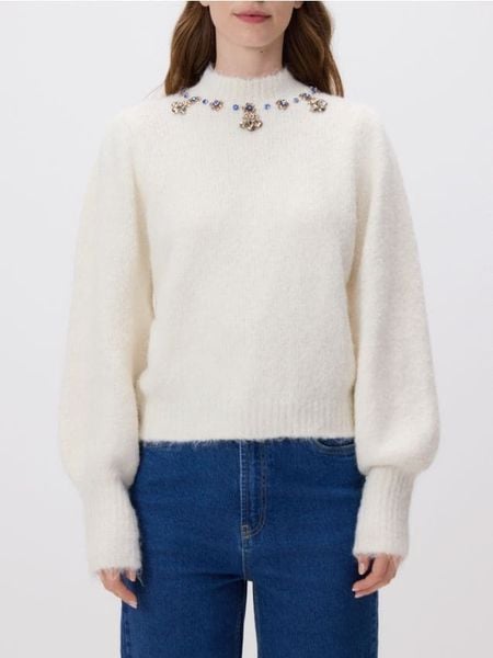 Sweter z biżuteryjną aplikacją - kremowy. Białe swetry damskie Reserved, l, z aplikacjami, z dzianiny, bez kołnierzyka, bez ramiączek, bez kaptura. Za 149.99 zł.