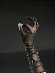 Długie rękawiczki z kryształkami - czarny. Czarne rękawiczki damskie Sinsay, bez wzorów. Za 19.99 zł.