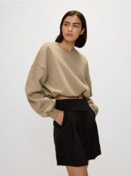 Szorty z ozdobnym pasem - czarny. Czarne szorty damskie Reserved, l, bez wzorów, z wiskozy. W wyprzedaży za 59.99 zł.