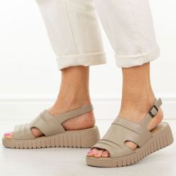 Beżowe sandały damskie Potocki 12822. Brązowe sandały damskie POTOCKI, bez wzorów, ze skóry, bez obcasa, na platformie, bez zapięcia. Za 199.00 zł.