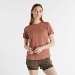 Koszulka damska New Balance WT41253SWA – brązowa. Brązowe koszulki sportowe damskie New Balance, m, bez wzorów, z materiału, bez kołnierzyka, bez ramiączek, do biegania. Za 99.99 zł.