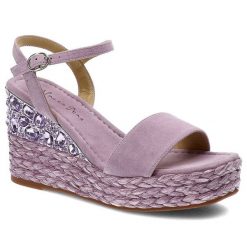 Fioletowe Sandały Alma En Pena Eleganckie Buty Damskie. Fioletowe klapki damskie Alma en Pena, bez wzorów, ze skóry, bez obcasa, na koturnie, bez zapięcia. Za 479.00 zł.