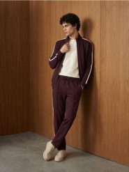 Rozpinana bluza sportowa z domieszką wiskozy - fioletowy. Fioletowe bluzy sportowe męskie Sinsay, l, bez wzorów, z wiskozy, bez kaptura, do biegania. Za 59.99 zł.