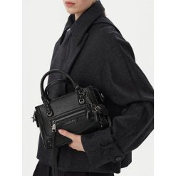 Torebka Badura. Czarne torebki do ręki damskie Badura, bez wzorów, klasyczne, bez dodatków. Za 249.99 zł.
