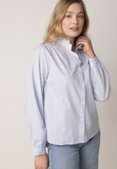 Niebieska Bawełniana Koszula ze Stójką z Falbanką i Haftem przy Guzikach Umaria. Niebieskie bluzki damskie Born2be, l, bez wzorów, z bawełny, biznesowe, bez kołnierzyka, bez ramiączek. Za 119.99 zł.