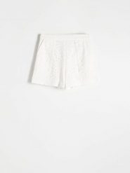 Szorty z ażurowym haftem - biały. Białe szorty damskie Reserved, l, w ażurowe wzory, z bawełny. W wyprzedaży za 69.99 zł.
