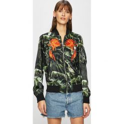 Guess Jeans - Kurtka bomber. Kurtki damskie marki Guess Jeans. W wyprzedaży za 539.90 zł.