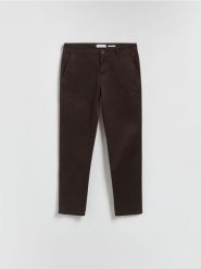 Bawełniane spodnie chino slim - ciemnobrązowy. Brązowe spodnie materiałowe męskie Reserved, bez wzorów, z bawełny. Za 129.99 zł.