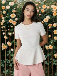 Bluzka z domieszką wiskozy i ozdobnymi falbanami - kremowy. Białe bluzki damskie Sinsay, l, bez wzorów, z wiskozy, bez kołnierzyka, bez ramiączek. Za 29.99 zł.