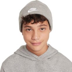 Nike Czapka dla dzieci Nike Peak szara HF5498 063. Szare rękawiczki dziecięce Nike, bez wzorów. Za 130.06 zł.