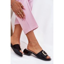 Eleganckie Klapki Damskie Na Klocku Ze Złotym Detalem Vinceza 62229 Czarne. Czarne klapki damskie bez wzorów, ze skóry, eleganckie, bez obcasa, na obcasie. Za 187.53 zł.