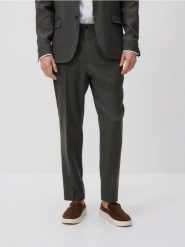 Garniturowe spodnie carrot z lnem - ciemnozielony. Zielone eleganckie spodnie męskie Reserved, bez wzorów, z bawełny. Za 199.99 zł.