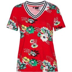 Shirt z kwiatowym nadrukiem bonprix truskawkowy z nadrukiem. Bluzki damskie bonprix. Za 54.99 zł.
