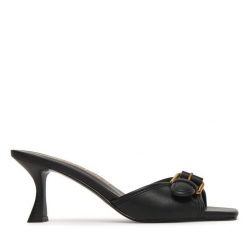 Klapki Guess. Czarne klapki damskie Guess, z aplikacjami, bez obcasa. Za 530.99 zł.