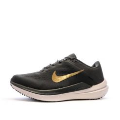 Buty Kobieta Nike Air Winflo 10 czarny. Szare obuwie sportowe damskie Nike, bez wzorów, z materiału, do biegania. Za 452.30 zł.