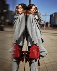 Mały Plecak Miejski Wings Rosella Dark Red. Czerwone plecaki damskie Wings, bez wzorów, z materiału, biznesowe. Za 159.90 zł.