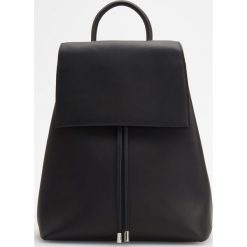 Plecak w minimalistycznym stylu - Czarny. Czarne plecaki damskie Reserved. Za 349.99 zł.