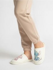 Kapcie z nadrukiem Stitch - kremowy. Białe kapcie damskie Sinsay, bez wzorów. Za 25.99 zł.