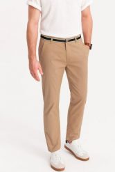 Ombre Męskie spodnie chino z ozdobną taśmą w pasie piaskowe V5 OM-PACP-0118 S. Spodnie materiałowe męskie Ombre, m, bez wzorów. Za 159.99 zł.