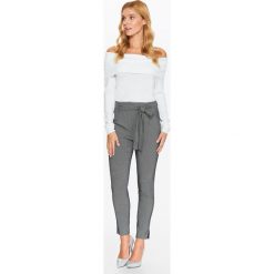 SWETER Z ODKRYTYMI RAMIONAMI. Białe swetry damskie TOP SECRET, na jesień, bez wzorów, bez kołnierzyka, bez ramiączek, długie, bez kaptura. W wyprzedaży za 34.99 zł.