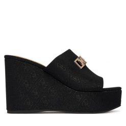 Klapki Guess. Czarne klapki damskie Guess, z aplikacjami, bez obcasa. Za 549.99 zł.