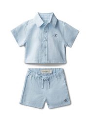 Calvin Klein Jeans Komplet koszula i szorty materiałowe LVCKSJI13B Niebieski jasny Regular Fit. Niebieskie koszule dla chłopców Calvin Klein Jeans, bez wzorów, z bawełny, bez kołnierzyka, bez ramiączek. Za 289.99 zł.