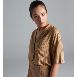 Koszula oversize w piżamowym stylu - Beżowy. Koszule damskie marki Cropp. W wyprzedaży za 29.99 zł.