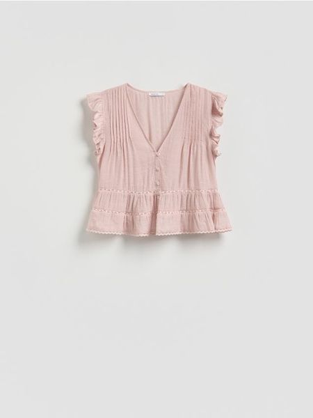 Bluzka z wiskozą - pastelowy róż. Czerwone bluzki damskie Reserved, l, bez wzorów, z tkaniny, bez kołnierzyka, bez ramiączek. Za 109.99 zł.