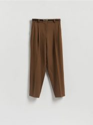 Spodnie cygaretki z paskiem - warm olive. Zielone spodnie materiałowe damskie Reserved, l, bez wzorów, z tkaniny. W wyprzedaży za 99.99 zł.