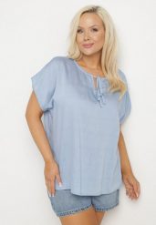 Niebieska Bluzka z Wiskozą Wiązana przy Dekolcie Dovarelle. Niebieskie bluzki damskie Born2be, plus size, bez wzorów, z jeansu, eleganckie, bez kołnierzyka, plus size, bez ramiączek. Za 39.99 zł.