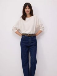 Gładki sweter z wiskozą - kremowy. Białe swetry damskie Reserved, l, bez wzorów, z dzianiny, bez kołnierzyka, bez ramiączek, bez kaptura. W wyprzedaży za 39.99 zł.