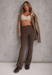 Brązowe Legginsy Flare High Waist Ozdobione z Tyłu Modelującym Marszczeniem Deinoreia. Brązowe legginsy damskie Renee, m, bez wzorów, z jeansu, z podwyższonym stanem, na fitness i siłownię. Za 69.99 zł.