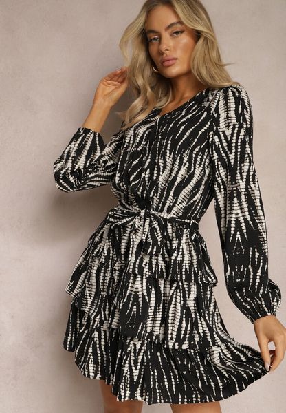 Czarno-Biała Rozkloszowana Sukienka Mini z Paskiem i Falbankami w Abstrakcyjny Wzór z Kopertowym Dekoltem Varniema. Czarne sukienki damskie Renee, l, bez wzorów, bez kołnierzyka, bez ramiączek, mini, kopertowe. Za 149.99 zł.