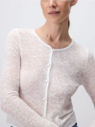 Sweter z koronki - biały. Białe swetry damskie Reserved, l, bez wzorów, z dzianiny, klasyczne, bez kołnierzyka, bez ramiączek, bez kaptura. W wyprzedaży za 79.99 zł.
