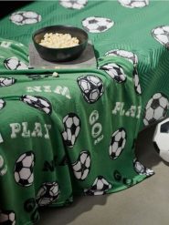 Koc z motywem piłkarskim - zielony. Zielone kocyki dla dzieci Sinsay. Za 19.99 zł.
