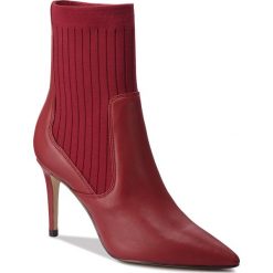 Botki GUESS - FLBOO4 LEA10 LRED. Kozaki damskie marki Guess. W wyprzedaży za 429.00 zł.