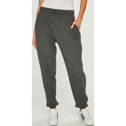 Pepe Jeans - Spodnie Hugen. Jeansy damskie marki Pepe Jeans. W wyprzedaży za 199.90 zł.