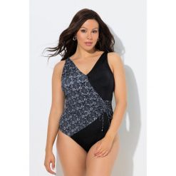 Damskie Strój kąpielowy w kopertowym stylu miękkie miseczki ozdobna klamra. Czarne kostiumy jednoczęściowe damskie Ulla Popken, plus size, bez wzorów, z elastanu, sportowe, plus size. Za 239.99 zł.
