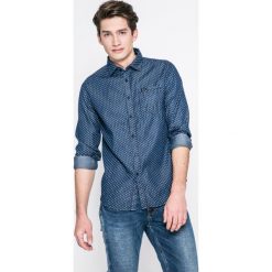 Guess Jeans - Koszula Clyde. Szare koszule męskie marki Guess Jeans, z aplikacjami, z bawełny, z włoskim kołnierzykiem, z długim rękawem. W wyprzedaży za 259.90 zł.